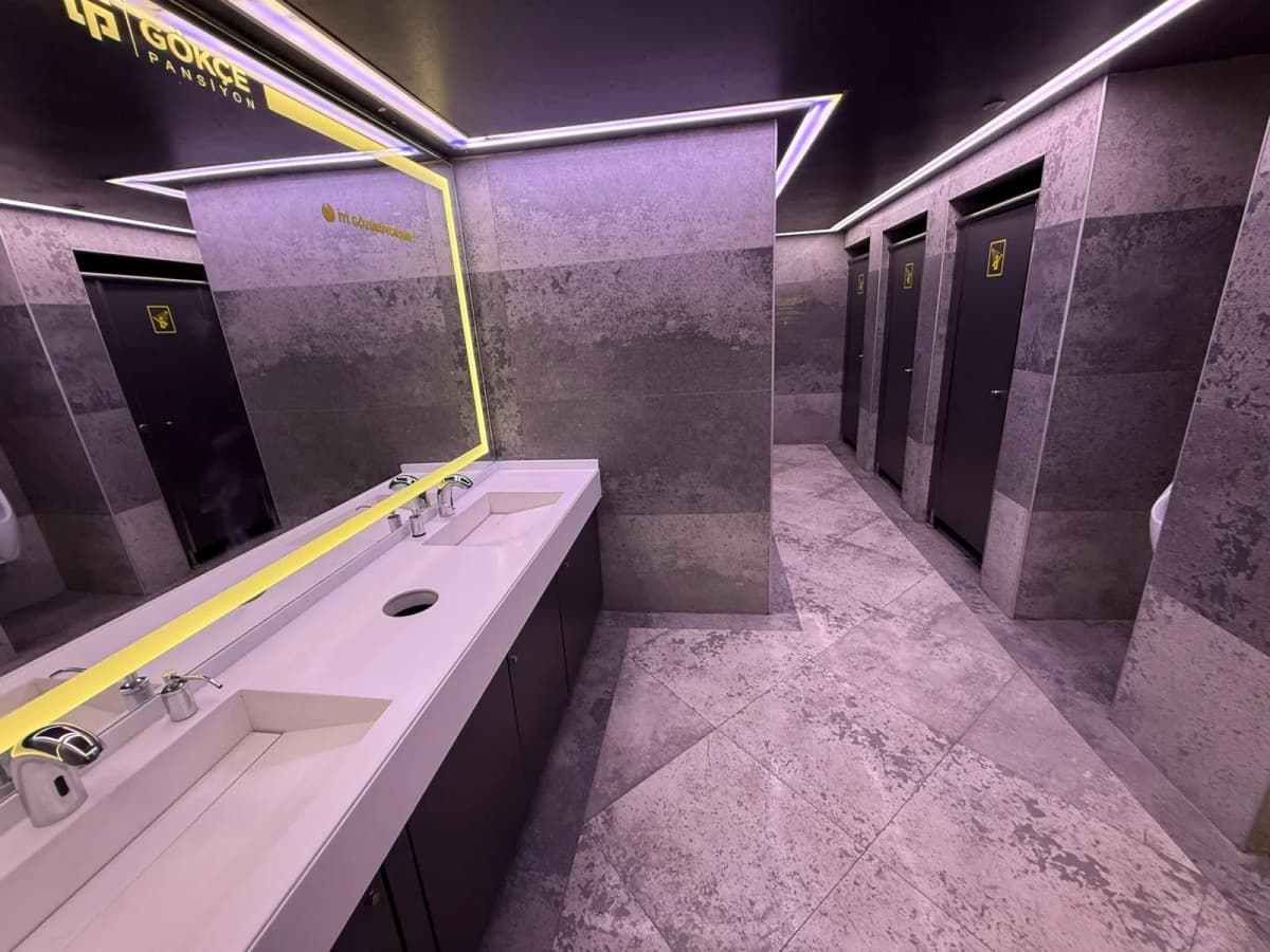 Modern Lavabo ve Aynalı Temizlik İstasyonu